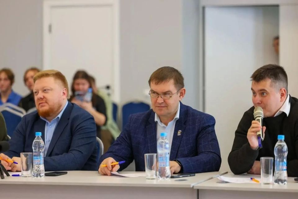 Андрей Сопельник вручил награды победителям и финалистам дебатного турнира «Мнение молодежи» Андрей Сопельник вручил награды победителям и финалистам дебатного турнира «Мнение молодежи»