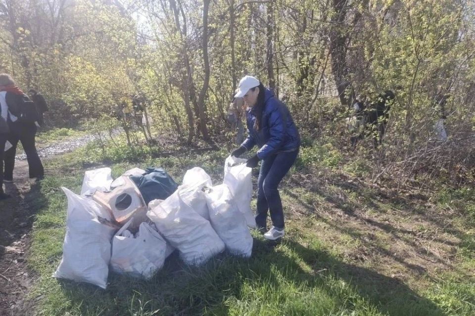 Продолжаются мероприятия по благоустройству территории города Продолжаются мероприятия по благоустройству территории города