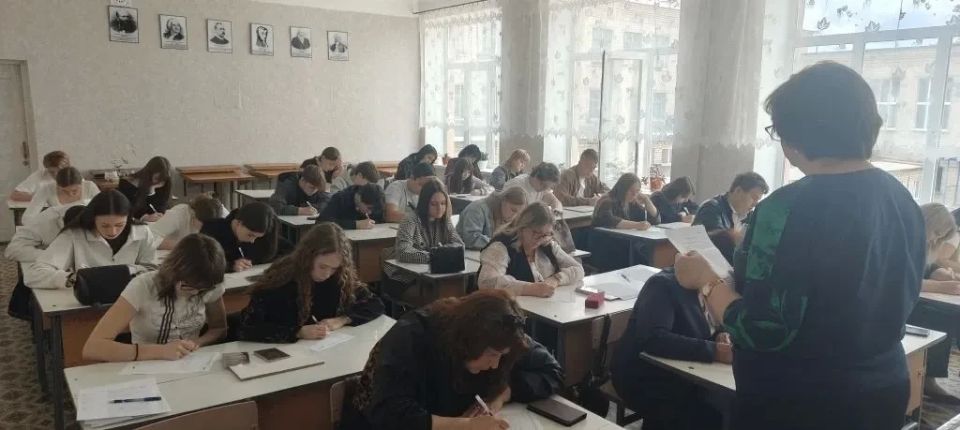 В Ровеньках прошла ежегодная культурно-просветительская акция «Тотальный диктант», которая объединяет любителей русского языка В Ровеньках прошла ежегодная культурно-просветительская акция «Тотальный диктант», которая объединяет любителей русского языка