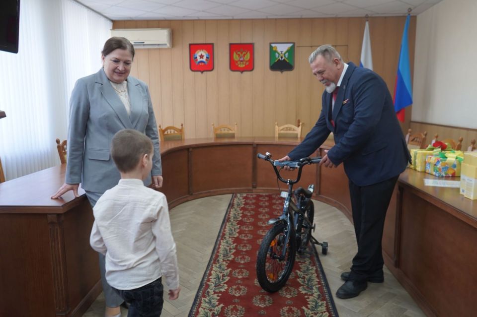 Мечты сбываются: в Свердловском округе детям вручили подарки от Главы Хакасии в рамках акции «Ёлка желаний» Мечты сбываются: в Свердловском округе детям вручили подарки от Главы Хакасии в рамках акции «Ёлка желаний»