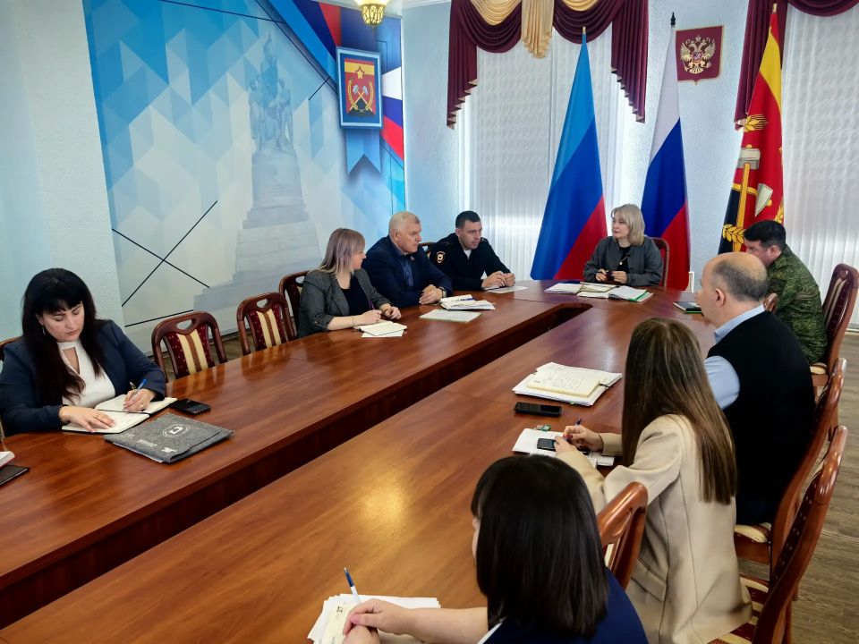 Сегодня временно исполняющий полномочия Главы Краснодонского муниципального округа Анна Гончарова провела расширенное аппаратное совещание с руководителями структурных подразделений Администрации, а также начальниками... Сегодня временно исполняющий полномочия Главы Краснодонского муниципального округа Анна Гончарова провела расширенное аппаратное совещание с руководителями структурных подразделений Администрации, а также начальниками...