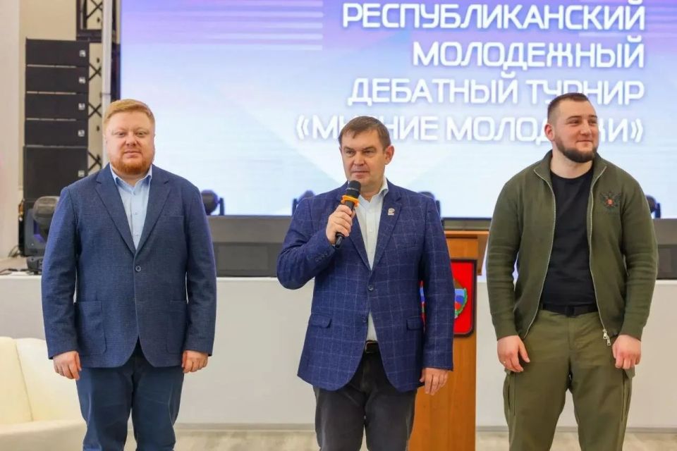 Андрей Сопельник вручил награды победителям и финалистам дебатного турнира «Мнение молодежи» Андрей Сопельник вручил награды победителям и финалистам дебатного турнира «Мнение молодежи»