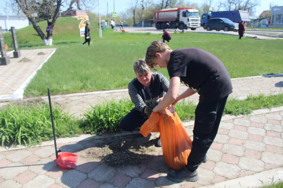В рамках проекта «Историческая память» и марафона добрых дел «Весна – пора наводить порядки» в Трехизбенке состоялся субботник по благоустройству Братской могилы и памятных знаков летчику Николаю Мамаеву и 266-ой стрелковой... В рамках проекта «Историческая память» и марафона добрых дел «Весна – пора наводить порядки» в Трехизбенке состоялся субботник по благоустройству Братской могилы и памятных знаков летчику Николаю Мамаеву и 266-ой стрелковой...