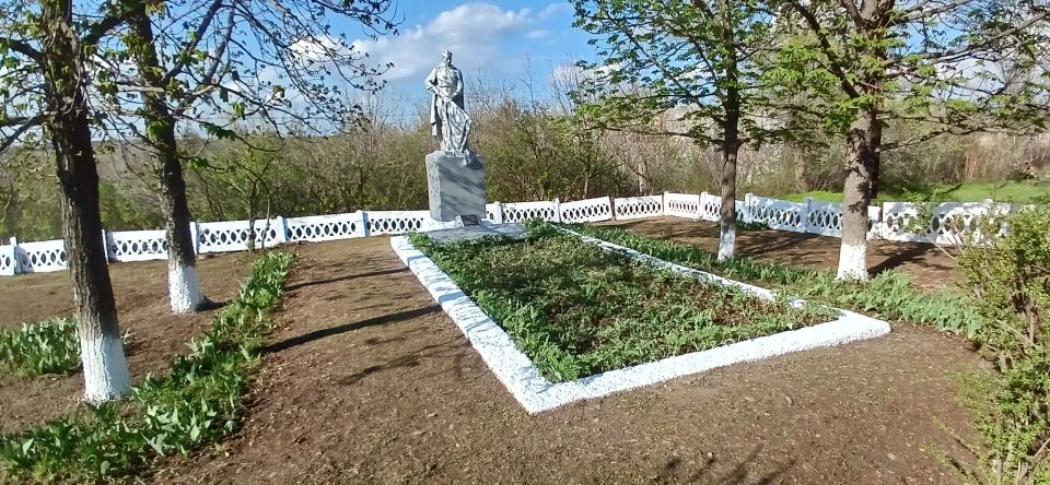 В поселке Изварино провели субботник на братском захоронении В поселке Изварино провели субботник на братском захоронении