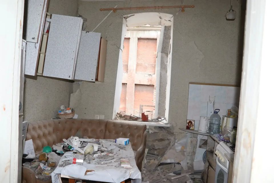Два человека ранены в результате удара украинских дронов по центру Стаханова Два человека ранены в результате удара украинских дронов по центру Стаханова