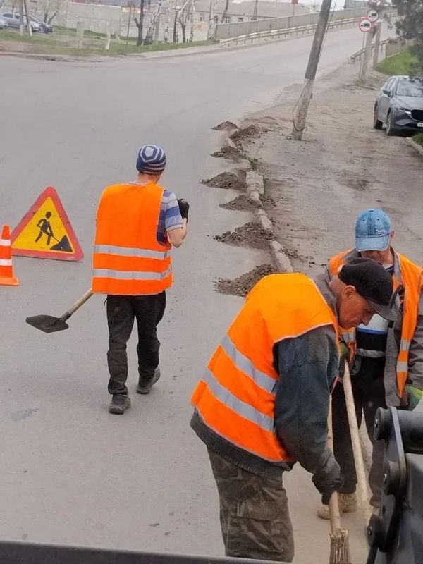 В рамках весенней уборки и для поддержания чистоты наших улиц сотрудники МУП «СКАТ» активно работают над уборкой зимнего смета вдоль бордюров автомобильных дорог городского округа В рамках весенней уборки и для поддержания чистоты наших улиц сотрудники МУП «СКАТ» активно работают над уборкой зимнего смета вдоль бордюров автомобильных дорог городского округа