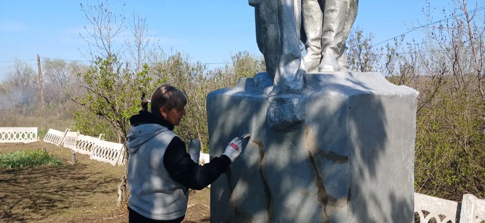 В поселке Изварино провели субботник на братском захоронении В поселке Изварино провели субботник на братском захоронении