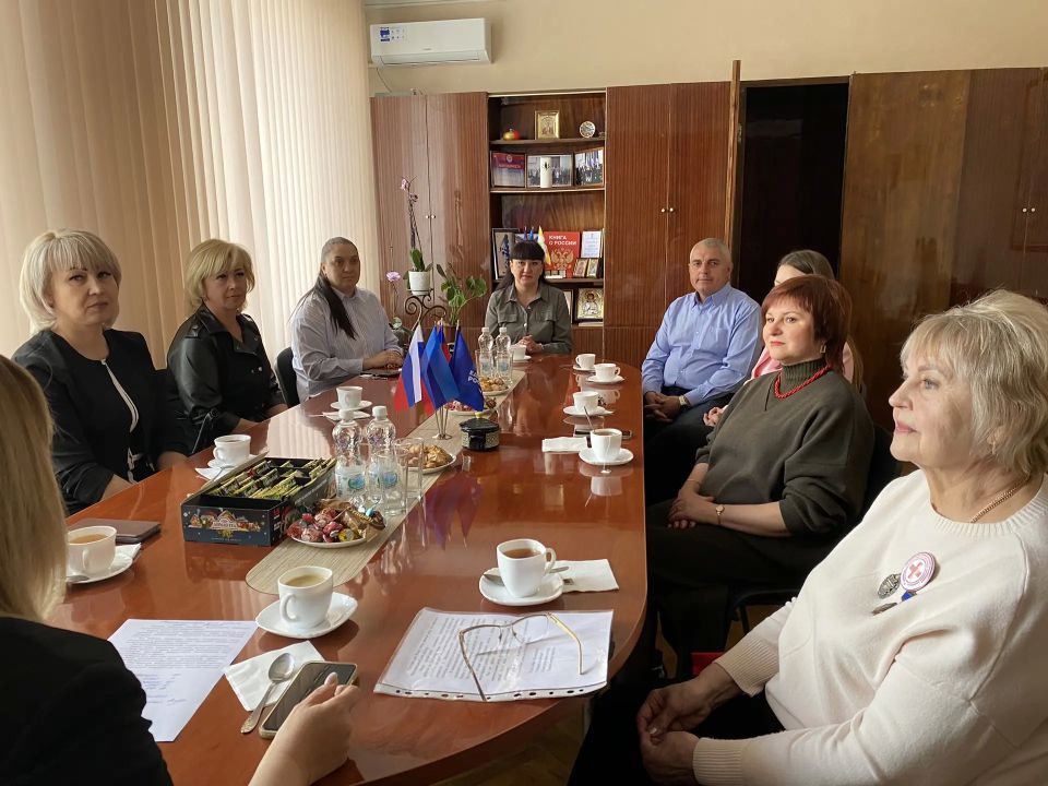В Совете Антрацитовского муниципального округа чествовали доноров крови — людей, чья ежедневная самоотверженность помогает спасать жизни и дарить надежду тем, кто в ней особенно нуждается В Совете Антрацитовского муниципального округа чествовали доноров крови — людей, чья ежедневная самоотверженность помогает спасать жизни и дарить надежду тем, кто в ней особенно нуждается