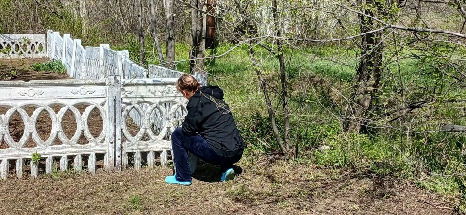В поселке Изварино провели субботник на братском захоронении В поселке Изварино провели субботник на братском захоронении