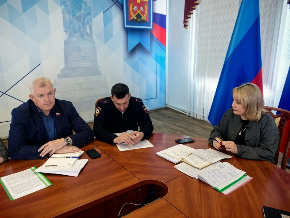 Сегодня временно исполняющий полномочия Главы Краснодонского муниципального округа Анна Гончарова провела расширенное аппаратное совещание с руководителями структурных подразделений Администрации, а также начальниками... Сегодня временно исполняющий полномочия Главы Краснодонского муниципального округа Анна Гончарова провела расширенное аппаратное совещание с руководителями структурных подразделений Администрации, а также начальниками...