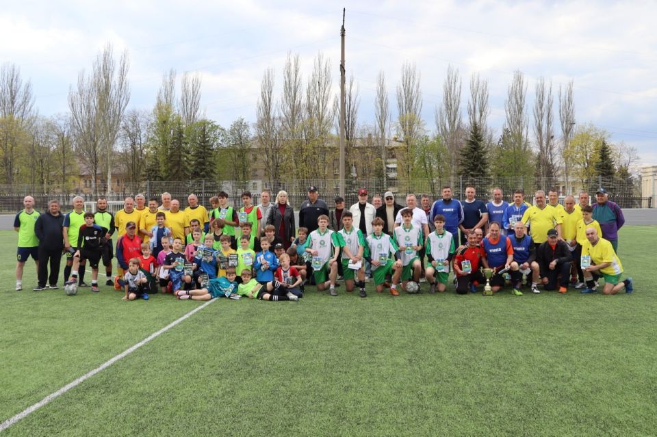 Турнир памяти футболистов, тренеров и функционеров города провели в Стаханове Турнир памяти футболистов, тренеров и функционеров города провели в Стаханове