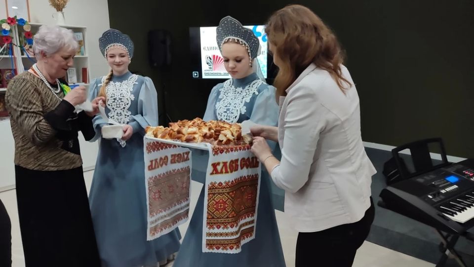 В Перевальском «Библипортале» состоялась литературномузыкальная площадка «Венок Дружбы» В Перевальском «Библипортале» состоялась литературномузыкальная площадка «Венок Дружбы»