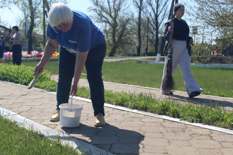 В Трехизбенке состоялся субботник, посвященный Международному дню памятников и исторических мест В Трехизбенке состоялся субботник, посвященный Международному дню памятников и исторических мест
