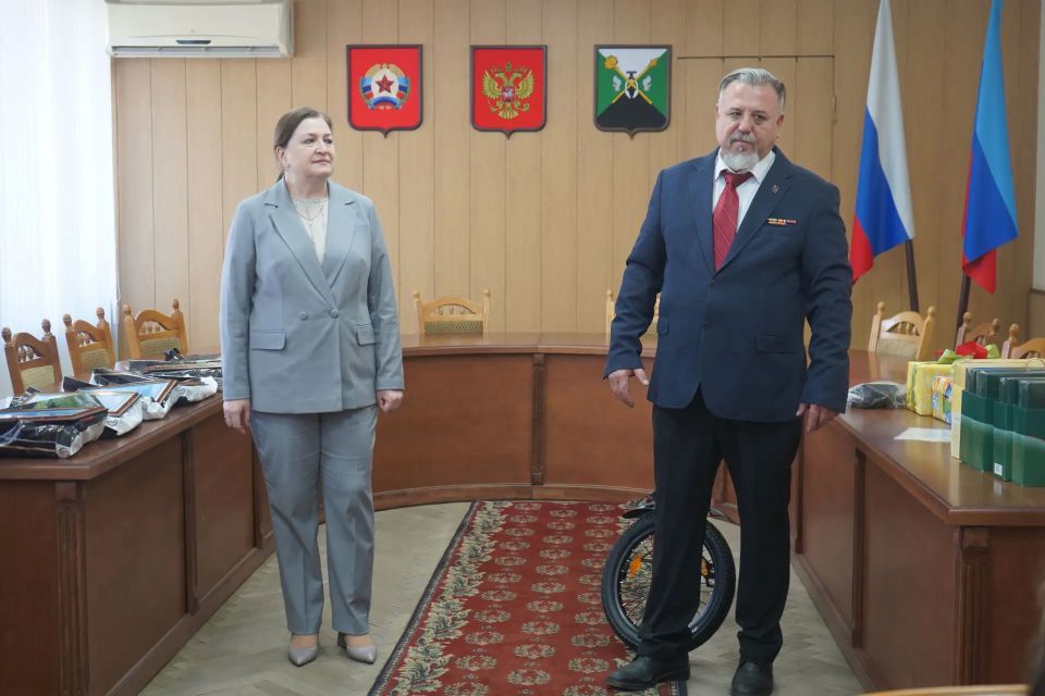 Мечты сбываются: в Свердловском округе детям вручили подарки от Главы Хакасии в рамках акции «Ёлка желаний» Мечты сбываются: в Свердловском округе детям вручили подарки от Главы Хакасии в рамках акции «Ёлка желаний»