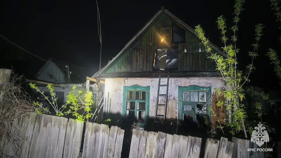 Житель Стаханова оставил без присмотра печь и лишился крыши над головой Житель Стаханова оставил без присмотра печь и лишился крыши над головой