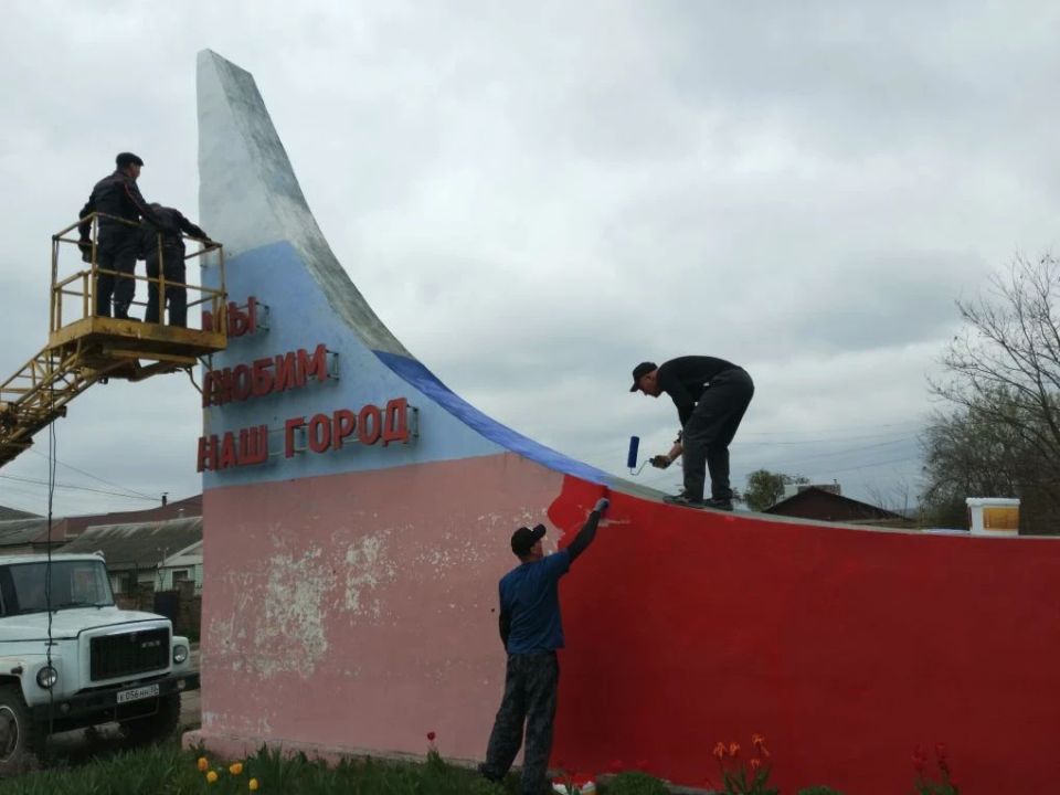 Подрядчики и аварийная бригада привели в порядок стелу в городе Кременная Подрядчики и аварийная бригада привели в порядок стелу в городе Кременная