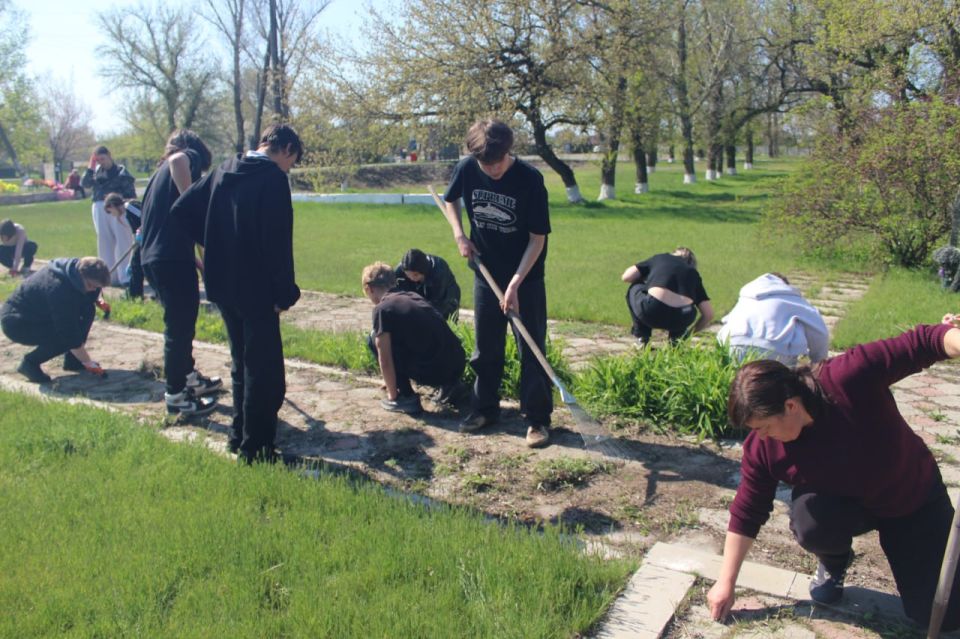 В рамках проекта «Историческая память» и марафона добрых дел «Весна – пора наводить порядки» в Трехизбенке состоялся субботник по благоустройству Братской могилы и памятных знаков летчику Николаю Мамаеву и 266-ой стрелковой... В рамках проекта «Историческая память» и марафона добрых дел «Весна – пора наводить порядки» в Трехизбенке состоялся субботник по благоустройству Братской могилы и памятных знаков летчику Николаю Мамаеву и 266-ой стрелковой...