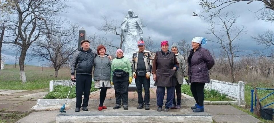 Единороссы благоустроили территорию памятника погибшим воинам в годы Великой Отечественной войны Единороссы благоустроили территорию памятника погибшим воинам в годы Великой Отечественной войны