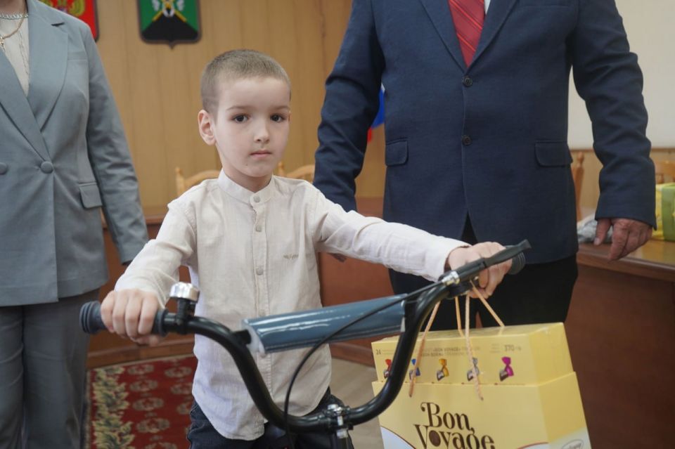 Мечты сбываются: в Свердловском округе детям вручили подарки от Главы Хакасии в рамках акции «Ёлка желаний» Мечты сбываются: в Свердловском округе детям вручили подарки от Главы Хакасии в рамках акции «Ёлка желаний»