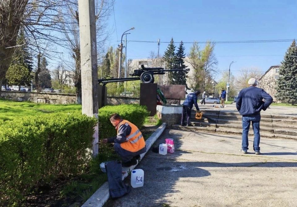 В Луганске привели в порядок несколько улиц и детскую площадку в сквере Победы В Луганске привели в порядок несколько улиц и детскую площадку в сквере Победы