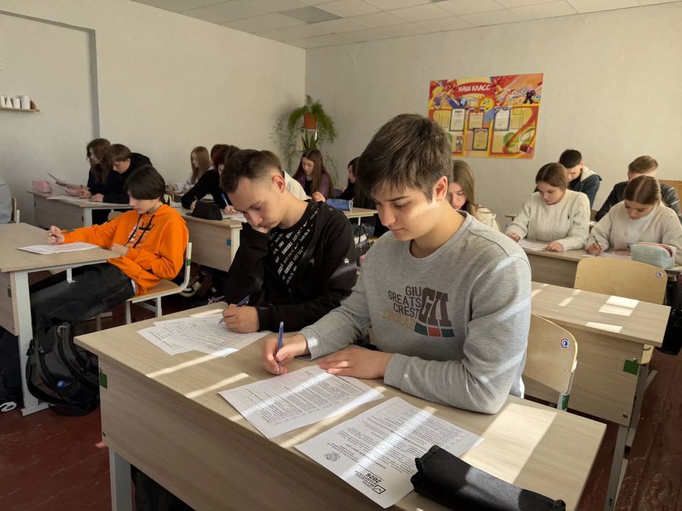 В школах Антрацита прошла акция «Избирательный диктант» для старшеклассников В школах Антрацита прошла акция «Избирательный диктант» для старшеклассников