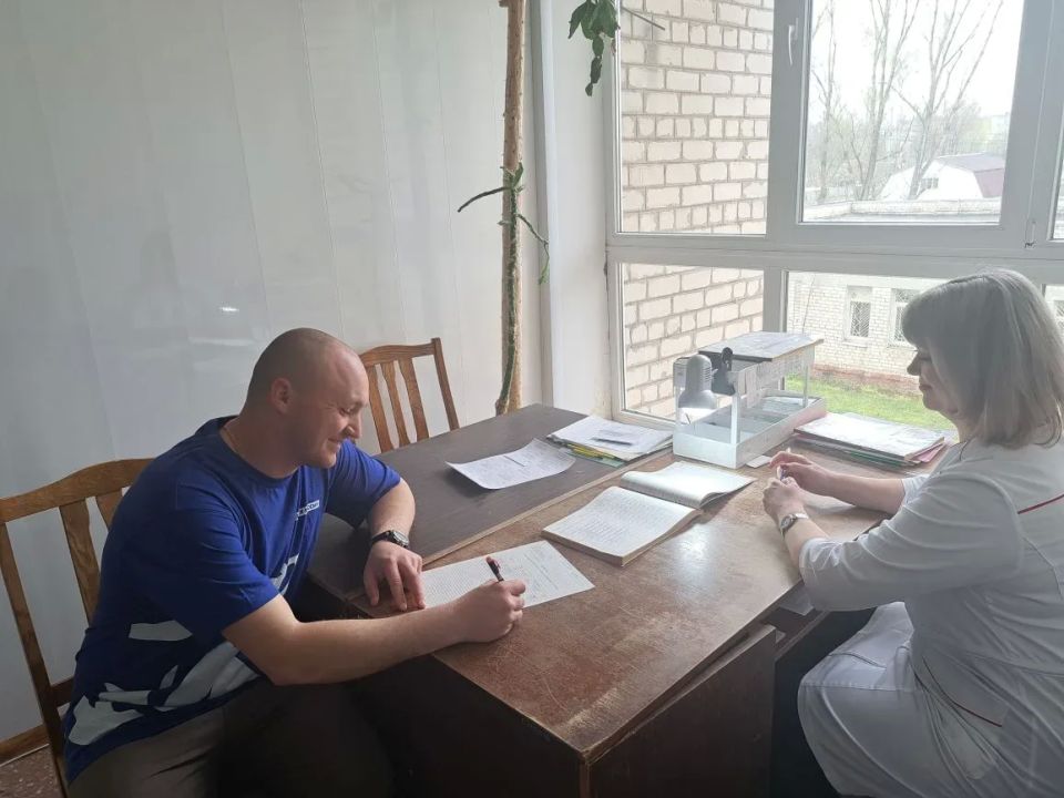 В Свердловске единороссы сдали кровь «Zа наших» В Свердловске единороссы сдали кровь «Zа наших»