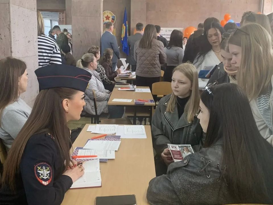 Транспортные полицейские ЛНР приняли участие во всероссийской ярмарке трудоустройства «Работа России Транспортные полицейские ЛНР приняли участие во всероссийской ярмарке трудоустройства «Работа России