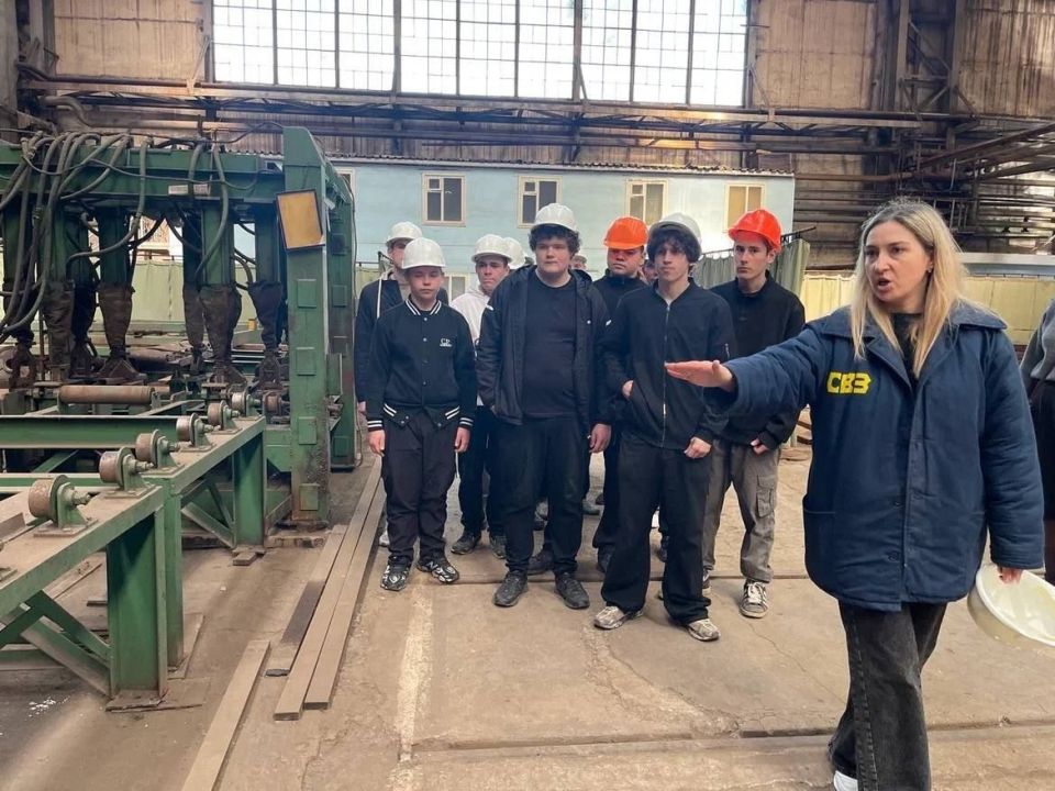 Ведущие заводы ЛНР продолжают принимать на своих площадках школьников и студентов Ведущие заводы ЛНР продолжают принимать на своих площадках школьников и студентов