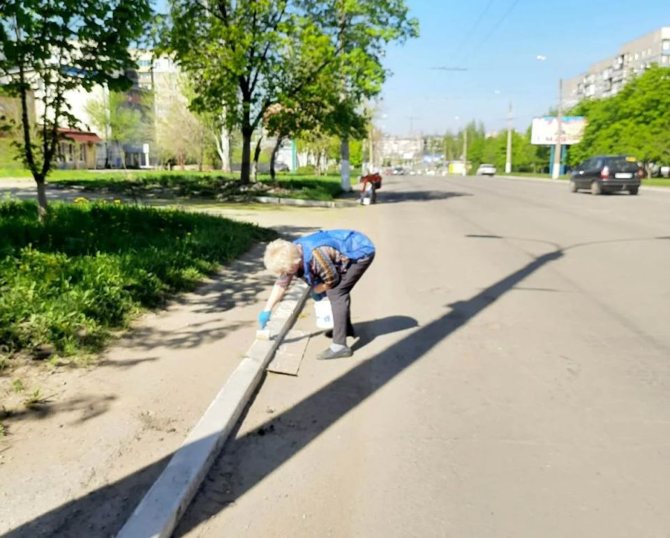 С середины марта этого года в городе проводились субботники, цель которых - убрать мусор, прошлогоднюю листву после зимнего периода, вырубить сухостой, побелить деревья, убрать территорию вдоль улично-дорожной сети, навести... С середины марта этого года в городе проводились субботники, цель которых - убрать мусор, прошлогоднюю листву после зимнего периода, вырубить сухостой, побелить деревья, убрать территорию вдоль улично-дорожной сети, навести...