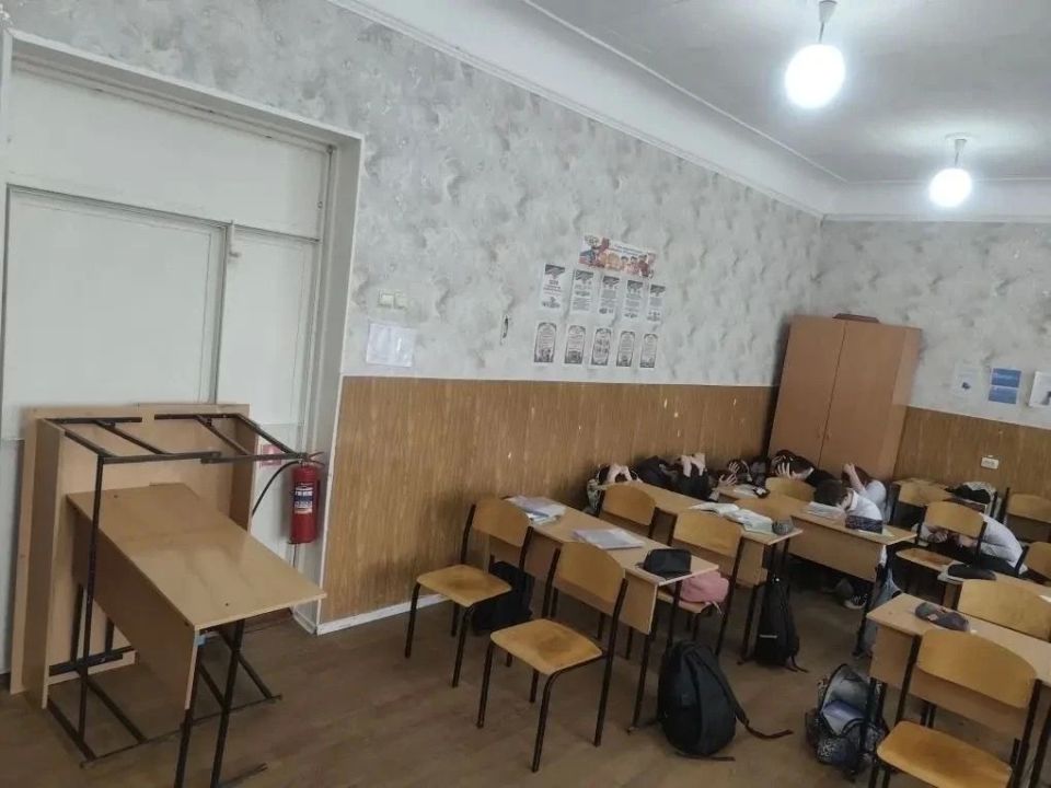 В Лутугинской средней школе №1 успешно прошли плановые всероссийские учения по безопасности В Лутугинской средней школе №1 успешно прошли плановые всероссийские учения по безопасности