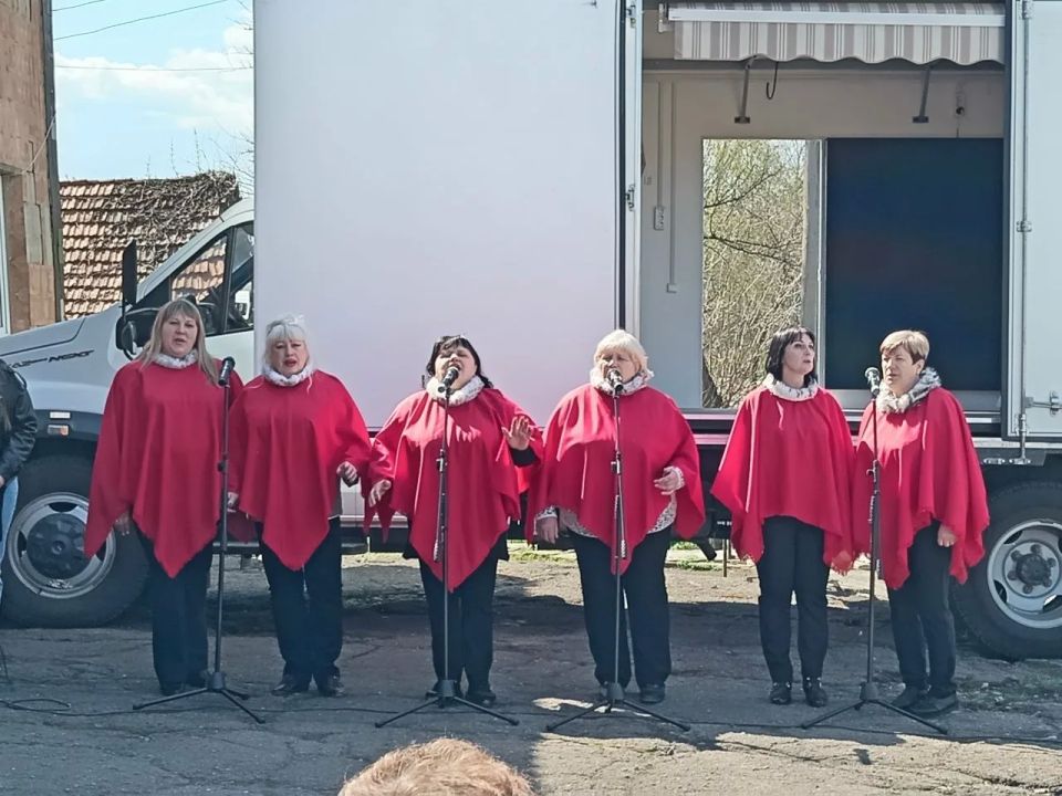 Жителей села Шелковая Протока порадовал народный вокальный ансамбль «Талисман» Жителей села Шелковая Протока порадовал народный вокальный ансамбль «Талисман»