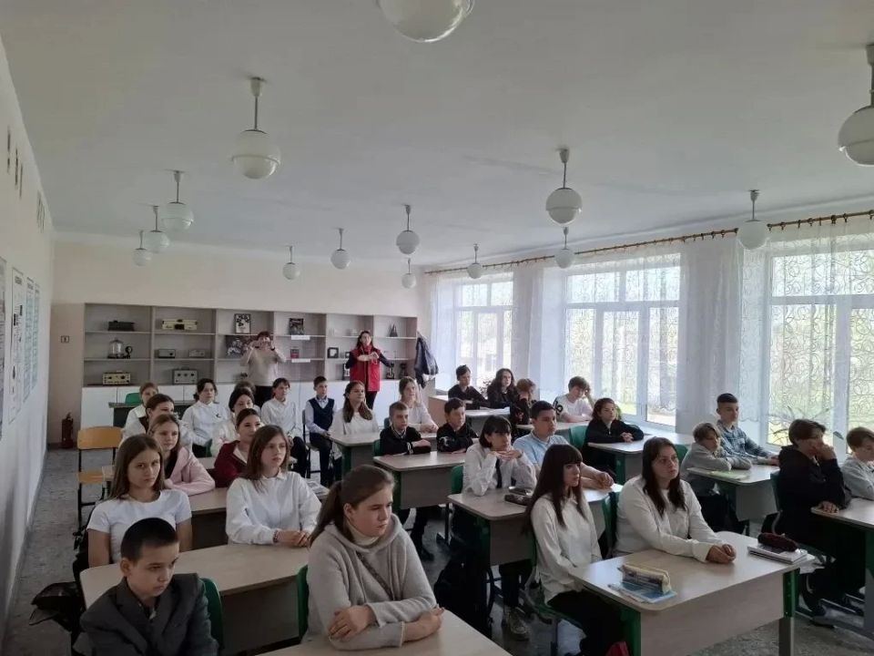 Волонтёры-медики и врач-терапевт провели профориентационный урок в Трёхизбенской школе в рамках проекта «Добро в село» Волонтёры-медики и врач-терапевт провели профориентационный урок в Трёхизбенской школе в рамках проекта «Добро в село»