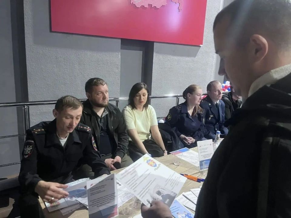 Транспортные полицейские ЛНР приняли участие во всероссийской ярмарке трудоустройства «Работа России. Время возможностей» Транспортные полицейские ЛНР приняли участие во всероссийской ярмарке трудоустройства «Работа России. Время возможностей»