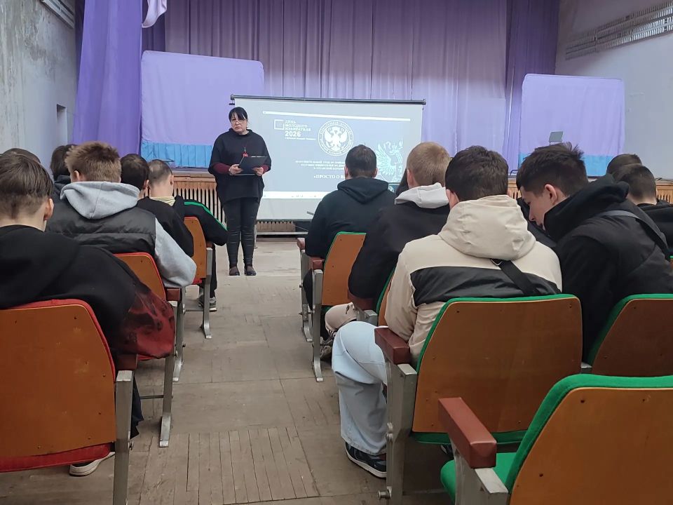 Член УИК Антрацитовского округа провела лекцию «Выборы – это просто» ко Дню молодого избирателя Член УИК Антрацитовского округа провела лекцию «Выборы – это просто» ко Дню молодого избирателя