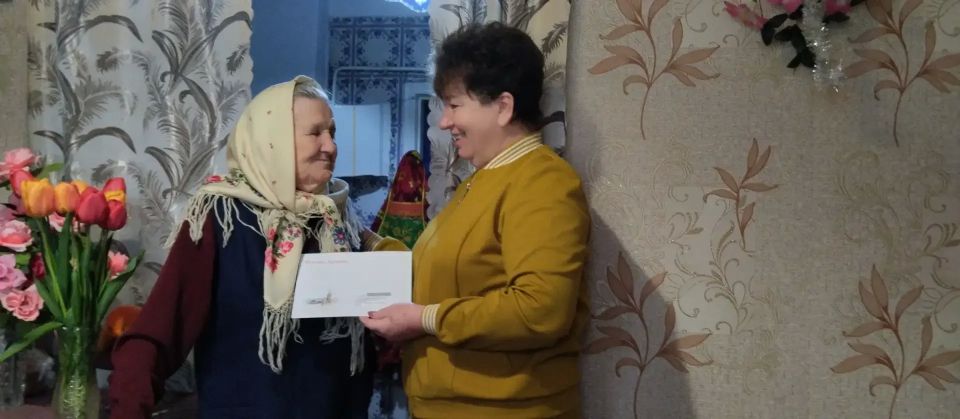 Ветеранам Стаханова вручили поздравления от Президента России Ветеранам Стаханова вручили поздравления от Президента России