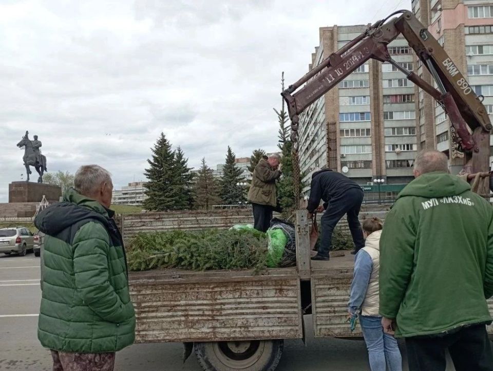 "Луганский комбинат зеленого хозяйства и благоустройства" продолжает весенние работы на клумбах Луганска "Луганский комбинат зеленого хозяйства и благоустройства" продолжает весенние работы на клумбах Луганска