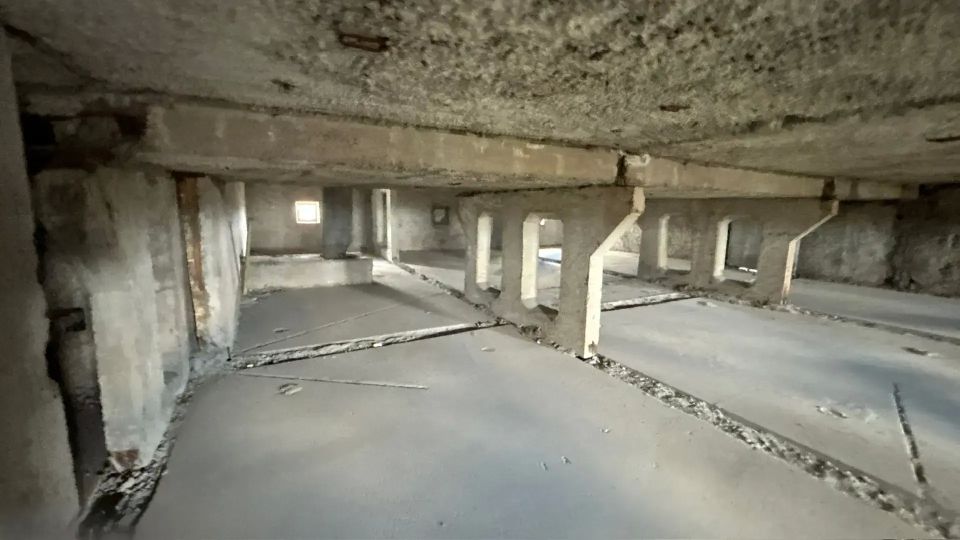 В Ровеньках по программе капремонта продолжают обновление кровли многоквартирного дома В Ровеньках по программе капремонта продолжают обновление кровли многоквартирного дома