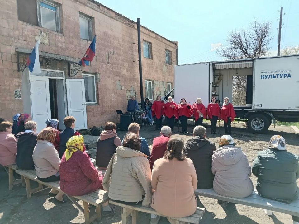 Жителей села Шелковая Протока порадовал народный вокальный ансамбль «Талисман» Жителей села Шелковая Протока порадовал народный вокальный ансамбль «Талисман»