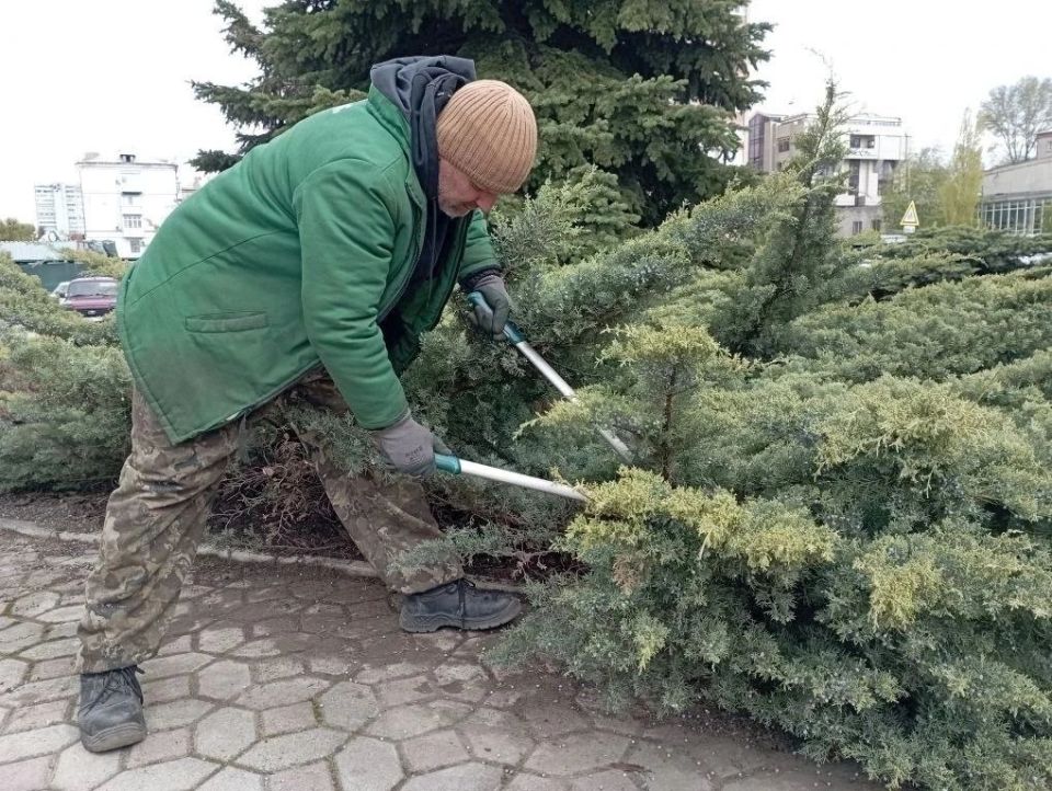 "Луганский комбинат зеленого хозяйства и благоустройства" продолжает весенние работы на клумбах Луганска "Луганский комбинат зеленого хозяйства и благоустройства" продолжает весенние работы на клумбах Луганска
