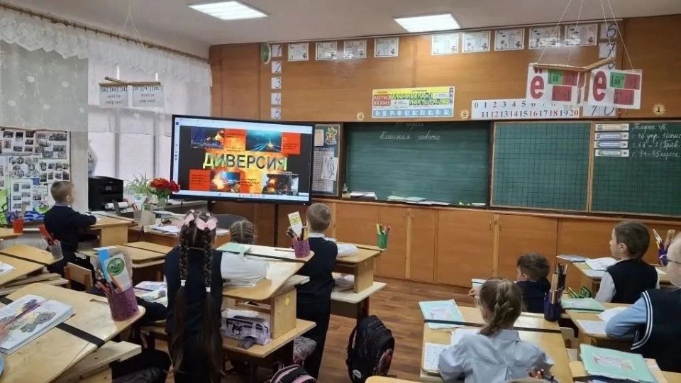 В Лутугинской средней школе №1 успешно прошли плановые всероссийские учения по безопасности В Лутугинской средней школе №1 успешно прошли плановые всероссийские учения по безопасности