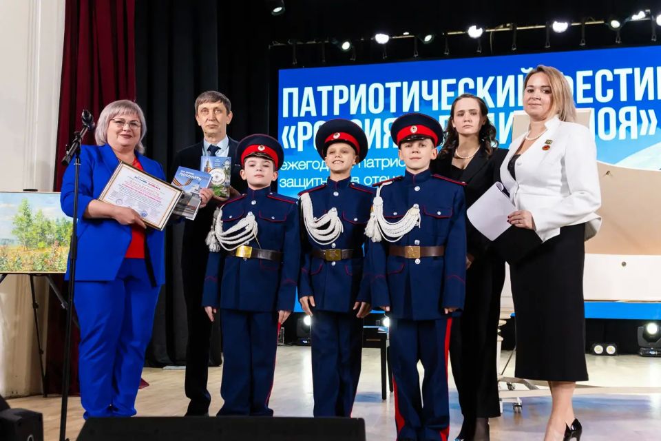 В Луганске с благотворительной миссией побывала известная пианистка Марина Яхлакова В Луганске с благотворительной миссией побывала известная пианистка Марина Яхлакова