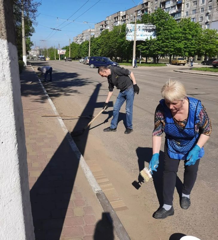С середины марта этого года в городе проводились субботники, цель которых - убрать мусор, прошлогоднюю листву после зимнего периода, вырубить сухостой, побелить деревья, убрать территорию вдоль улично-дорожной сети, навести... С середины марта этого года в городе проводились субботники, цель которых - убрать мусор, прошлогоднюю листву после зимнего периода, вырубить сухостой, побелить деревья, убрать территорию вдоль улично-дорожной сети, навести...