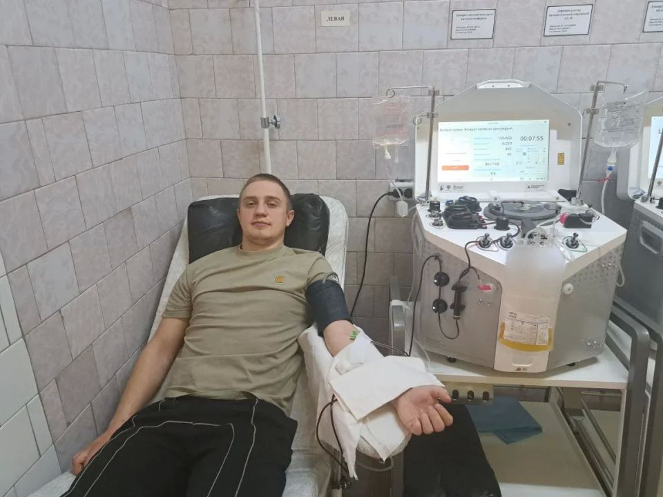 В Свердловске единороссы сдали кровь «Zа наших» В Свердловске единороссы сдали кровь «Zа наших»