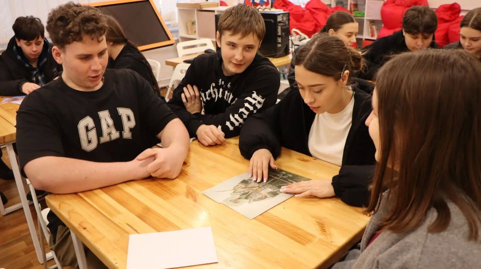21 апреля 2026 года, в рамках мероприятий, посвященных Году единства народов России, в музее истории города Ровеньки была проведена этнографическая беседа «Народы России – одна семья» 21 апреля 2026 года, в рамках мероприятий, посвященных Году единства народов России, в музее истории города Ровеньки была проведена этнографическая беседа «Народы России – одна семья»