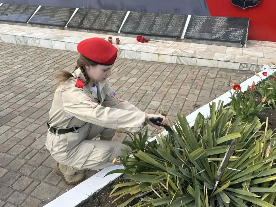 На территории Краснодонского муниципального округа продолжаются работы по благоустройству памятных мест На территории Краснодонского муниципального округа продолжаются работы по благоустройству памятных мест