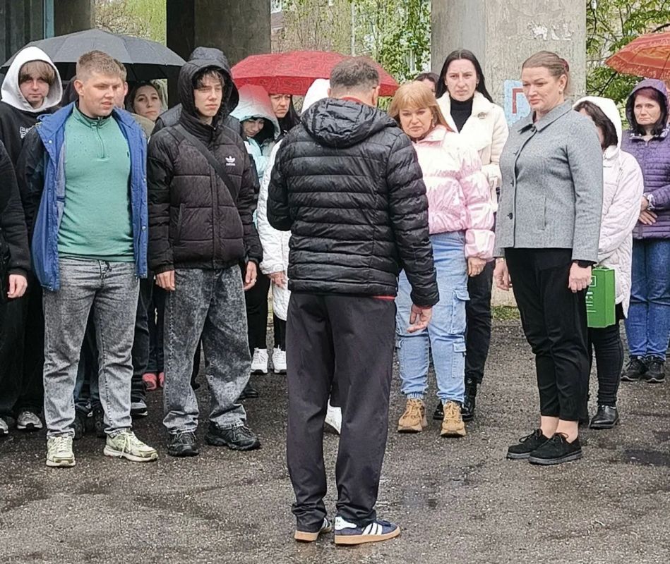 В Лутугинском колледже прошли всероссийские антитеррористические учения В Лутугинском колледже прошли всероссийские антитеррористические учения