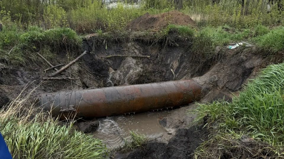 «Лугансквода» устраняет порыв на магистральном водоводе диаметром 900 мм «Лугансквода» устраняет порыв на магистральном водоводе диаметром 900 мм