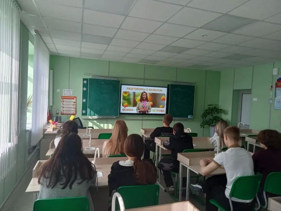 Учебная неделя в Лутугинском муниципальном округе началась с внеурочного занятия «Разговоры о важном» Учебная неделя в Лутугинском муниципальном округе началась с внеурочного занятия «Разговоры о важном»
