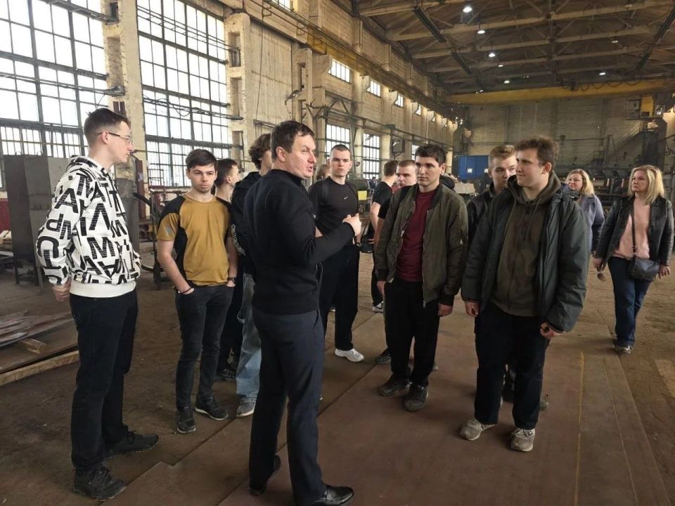 Ведущие заводы ЛНР продолжают принимать на своих площадках школьников и студентов Ведущие заводы ЛНР продолжают принимать на своих площадках школьников и студентов