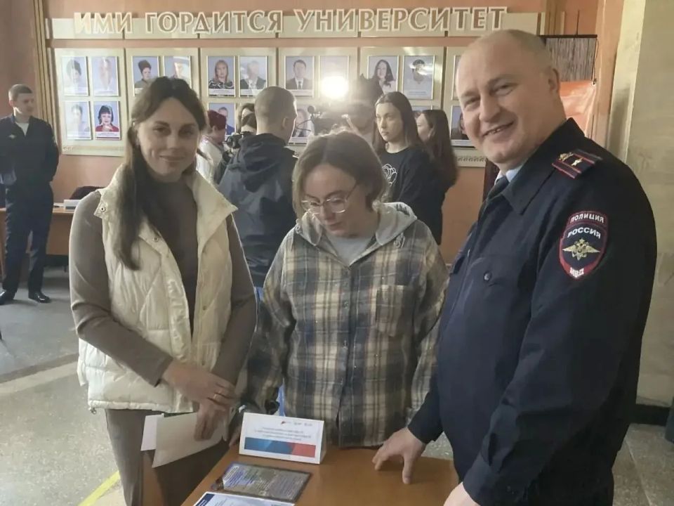 Транспортные полицейские ЛНР приняли участие во всероссийской ярмарке трудоустройства «Работа России Транспортные полицейские ЛНР приняли участие во всероссийской ярмарке трудоустройства «Работа России
